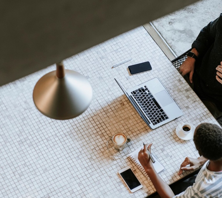 Team Luogo al lavoro su progetto di AI domestica